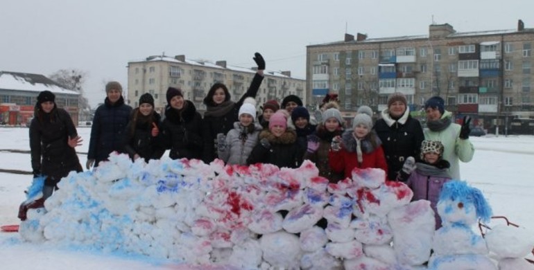 Міська рада на Рівненщині скаржиться на зруйнованих сніговиків