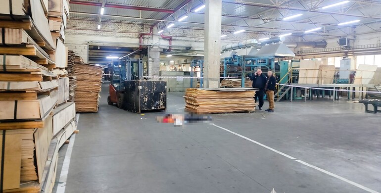 На Рівненщині на підприємстві працівник вчинив смертельний наїзд на колегу 