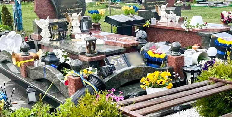 Поліцейські встановлюють осіб, які у Дубенському районі пошкодили могили захисників України Поліцейські встановлюють осіб, які у Дубенському районі пошкодили могили захисників України