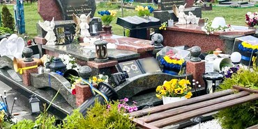 Поліцейські встановлюють осіб, які у Дубенському районі пошкодили могили захисників України 