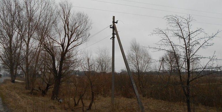 На Рівненщині злодії зухвало розтрощили шість електроопор заради металу