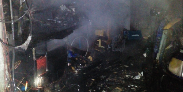 На Рівненщині через пожежу в гаражі ледь не згоріло два будинки