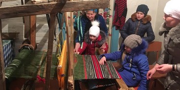 Дерев'яні верстати та ручна робота: на Рівненщині тчуть унікальні коври [ВІДЕО]