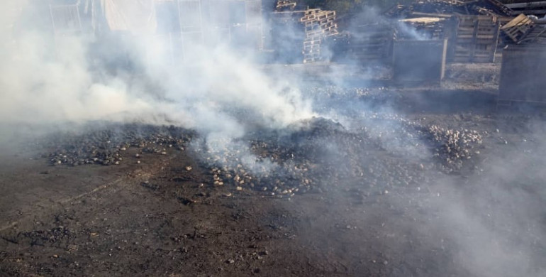 На Рівненщині сталася пожежа у цеху в якому сушили деревне вугілля (ФОТО)