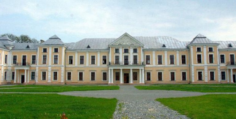 ТОП-5 українських палаців, які варто відвідати рівнянам влітку