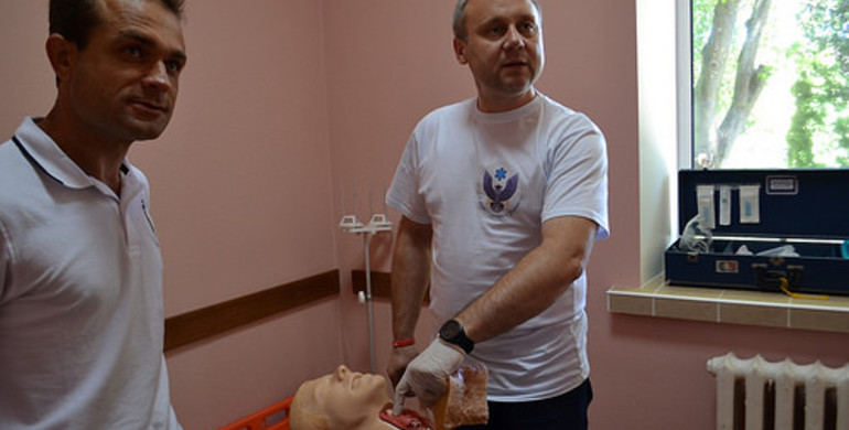 Медиків бригад екстреної допомоги Рівненщини вчать рятувати людей столичні колеги