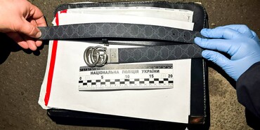 У Рівному чоловік на пошті обміняв дорогий ремінь на підробку 