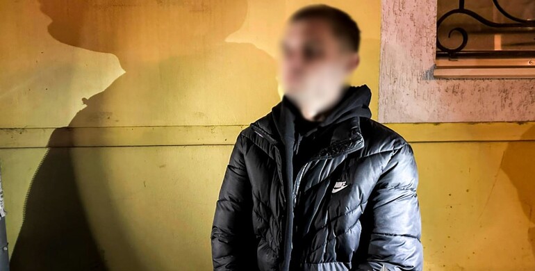 У Рівному чоловік на пошті обміняв дорогий ремінь на підробку 