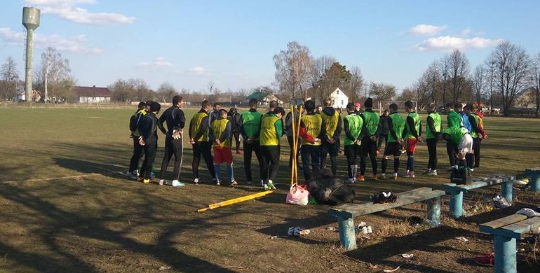 Футболісти рівненського "Вереса" досі тренуються на "городі"