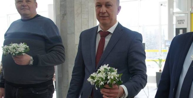 Заступник міського голови Рівного привітав співробітниць забороненими квітами [+ФОТО]