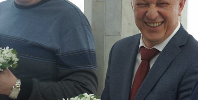 Заступник міського голови Рівного привітав співробітниць забороненими квітами [+ФОТО]