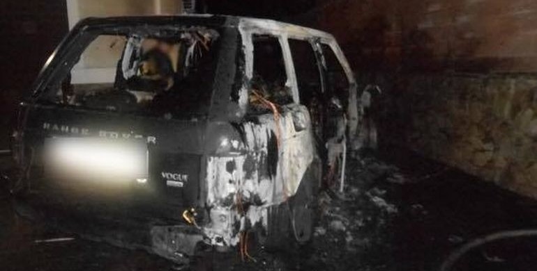 Відомому рівненському адвокату, сусіду Хомка, спалили Range Rover [+ФОТО]