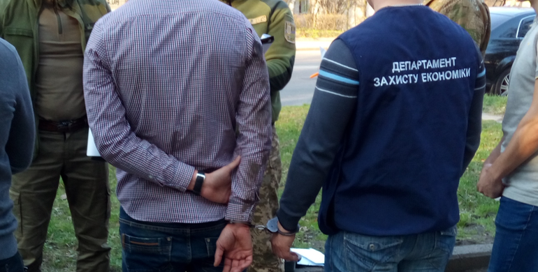 Рівненського офіцера затримали на хабарі в 400 доларів