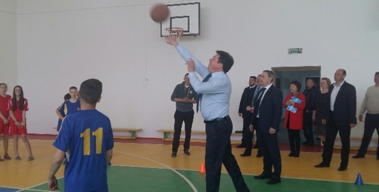 Віце-прем’єр-міністр України на Рівненщині показушно з дітьми пограв в баскетбол