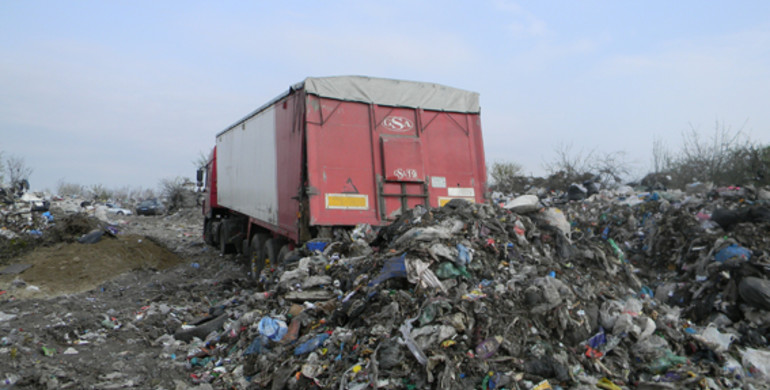 У Рівненській області на "гарячому" спіймали вантажівку з львівським сміттям