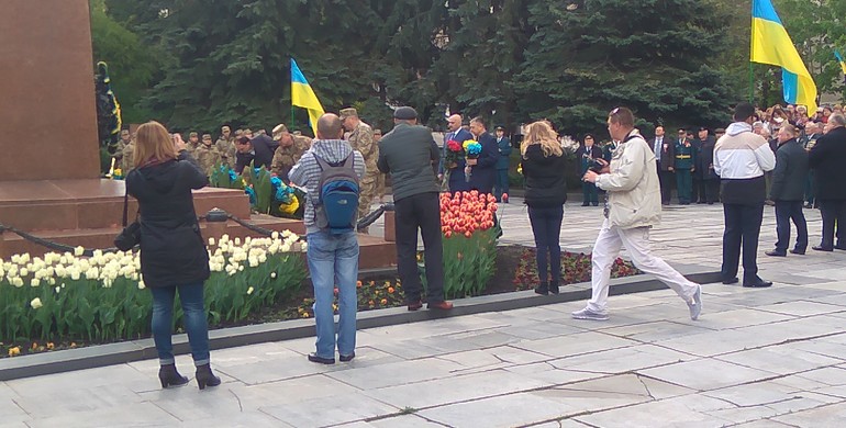Рівненським чиновникам влаштували 7-хвилинну фотосесію біля пам'ятника [+ФОТО]