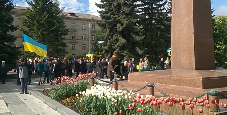 Рівненським чиновникам влаштували 7-хвилинну фотосесію біля пам'ятника [+ФОТО]