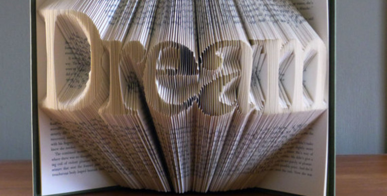 Художниця створює унікальні 3D орігамі-скульптури зі сторінок книг [+ВІДЕО]