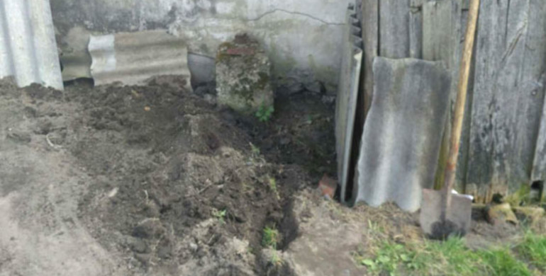 У Рівненській області син живцем закопав свою матір