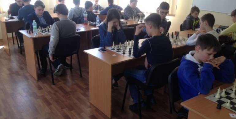 У Рівному діти зіграли традиційний шаховий турнір "Біла тура" [+ФОТО]